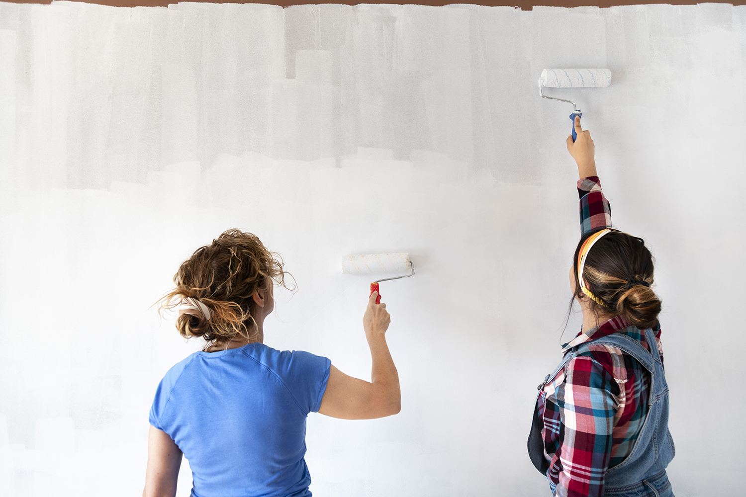 5 Tips for Painting Over Dark Walls with a Lighter Color