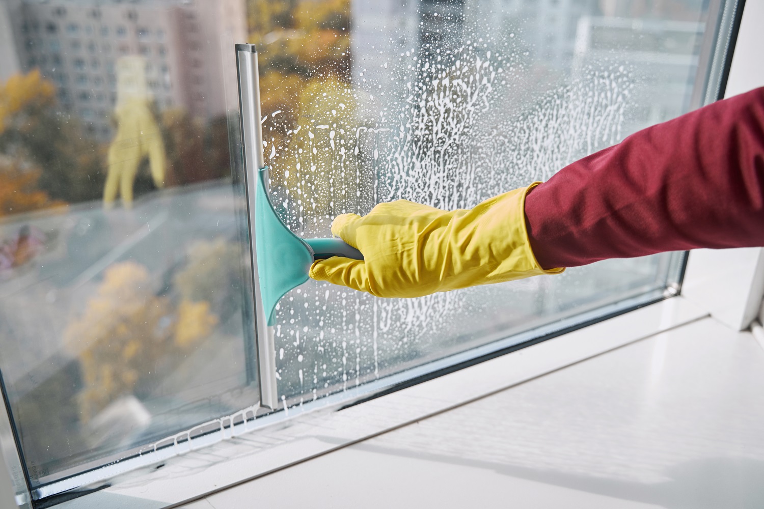 5 Things to Consider Before Hiring Professional Window Cleaners