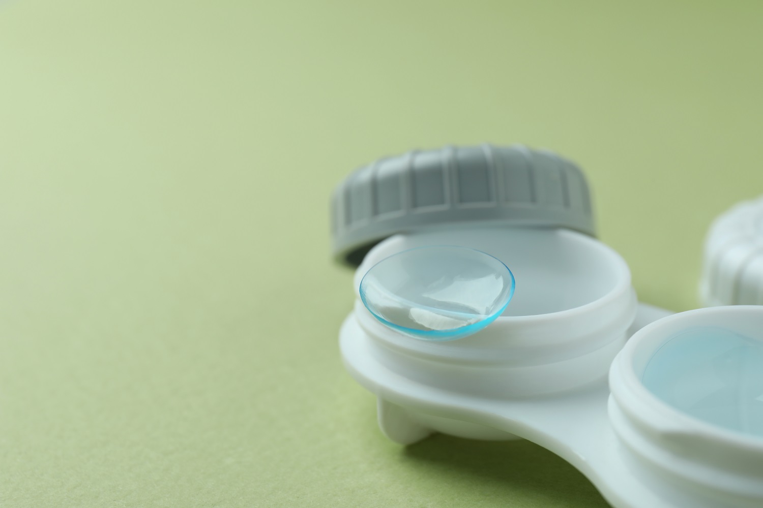 Choosing Between Daily or Monthly Contact Lenses