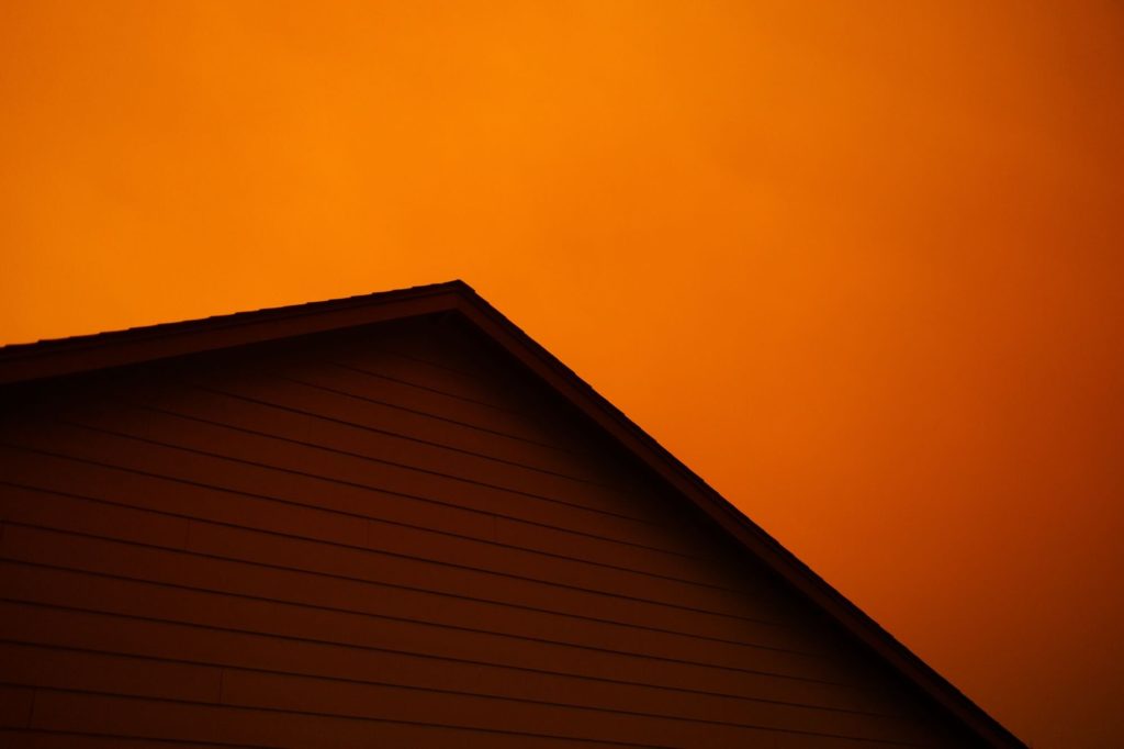 wildfires near oregon homes