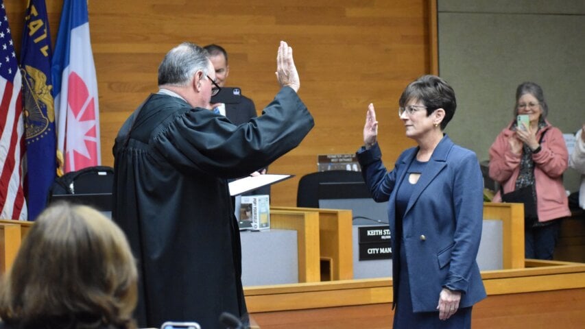 Julie Hoy Sworn In as New Mayor of Salem, Oregon