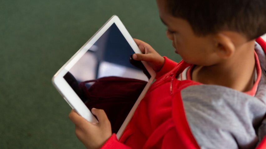 Raising Tech-Smart Kids: Setting Healthy Screen Time Limits