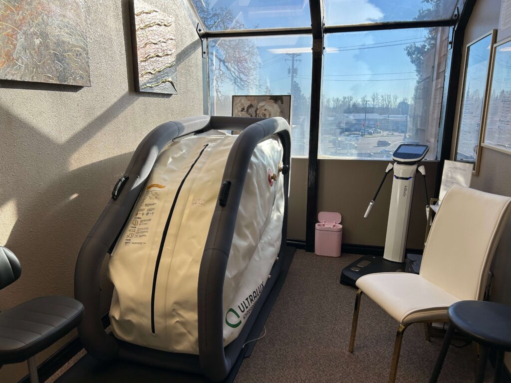 Hyperbaric oxygen therapy chamber